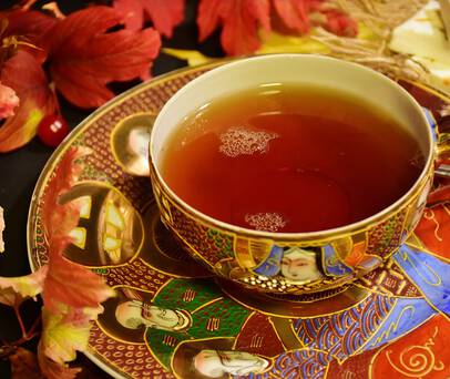 Czerwona herbata bio świetnie wspomaga odchudzanie. Poznaj pozostałe właściwości prozdrowotne tego fantastycznego napoju!